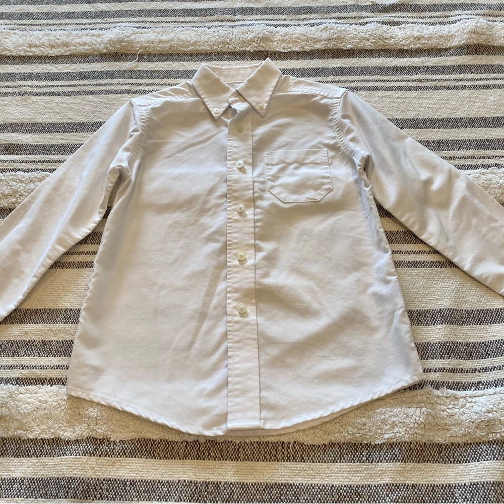 Boy’s size 4/5 long sleeve button down collared dress shirt. White.